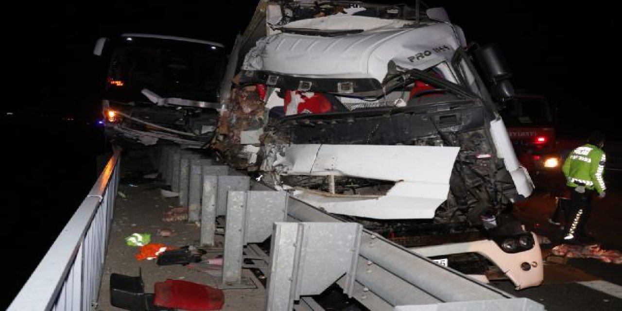 Yolcu otobüsü TIR’la çarpıştı: 4 yaralı