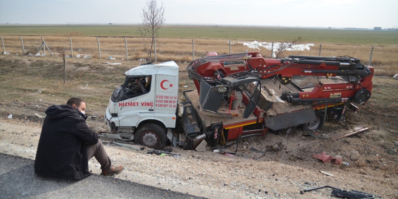 Konya'da vinç şarampole yuvarlandı, operatör ağır yaralandı