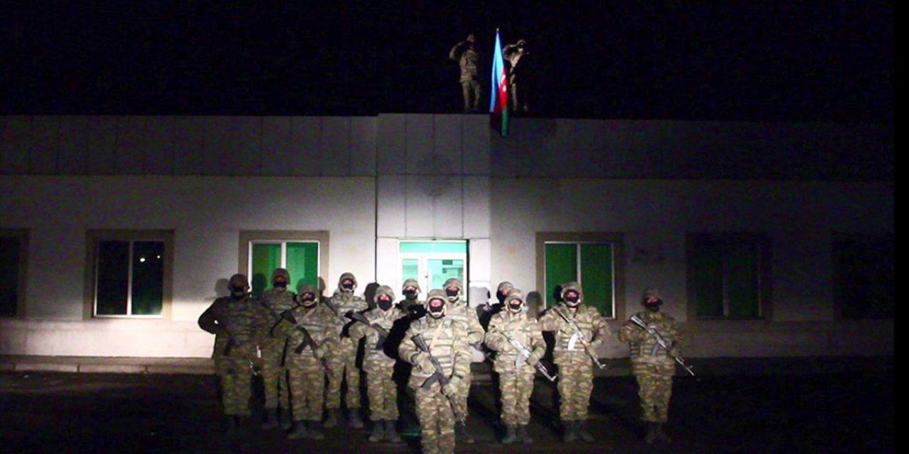 Azerbaycan ordusu işgalden kurtarılan Laçın'a bayrak dikti