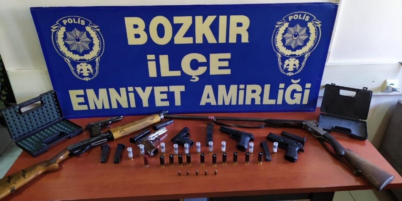 Cephanelik gibi! Konya’da polisin şüphesiyle çok sayıda silah ele geçirildi