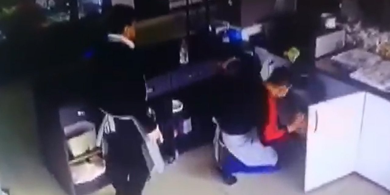 Kavgadan korkan pastane çalışanlarının dolaba saklanması güvenlik kamerasında