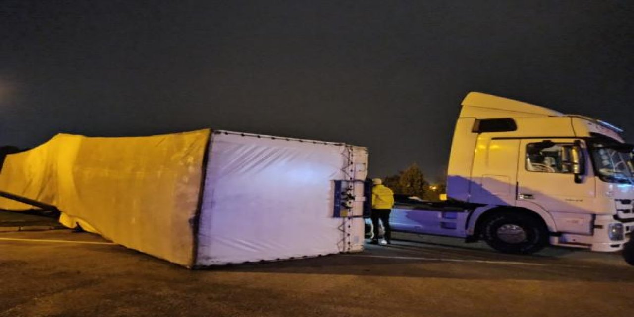 TIR devrildi, 150 bin TL'lik mobilyalar zarar gördü