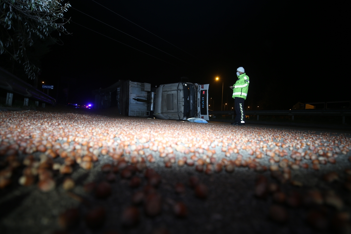Kaza sonrası kara yolu fındıkla kaplandı