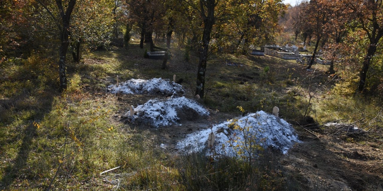 Baba ile iki oğlu koronavirüsten hayatını kaybetti! Yan yana toprağa verildiler