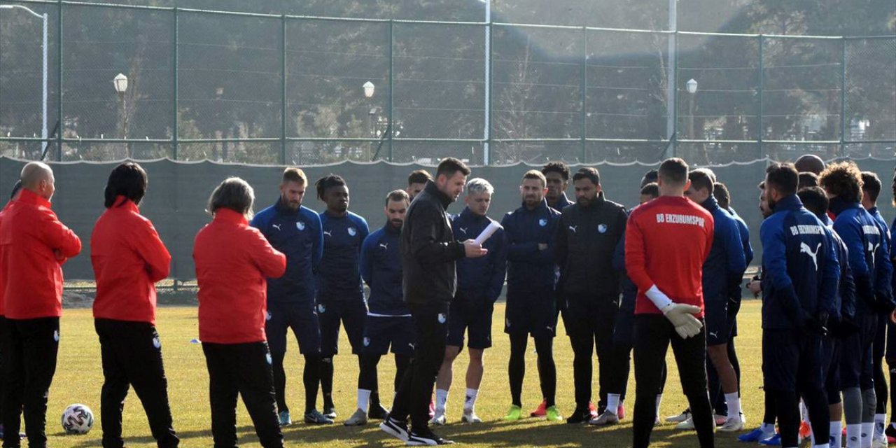 Erzurumspor'lu futbolcular Konya maçı öncesi yeni hocalarıyla ilk kez çalıştı,