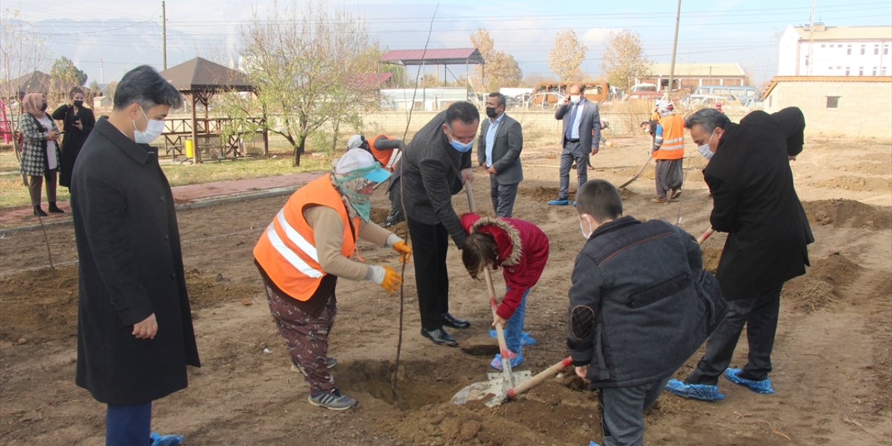 Seydişehir'de engelli öğrenciler meyve fidanı dikti