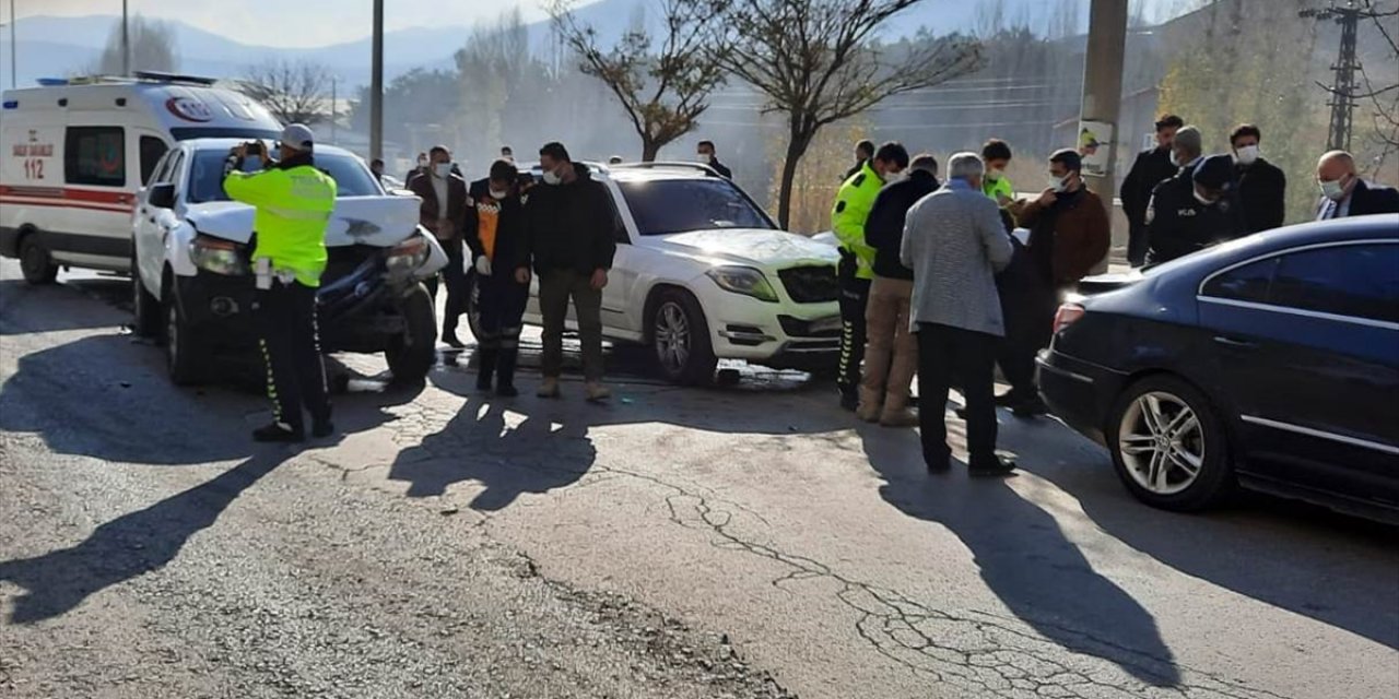 AK Parti Genel Başkan Yardımcısı Demiröz'ün konvoyunda kaza: 1 polis yaralandı