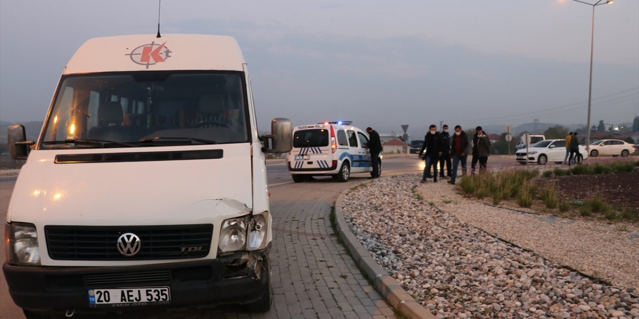 Alkollü araç kullanmaktan ehliyetine el konulmuştu! Bu kez minibüsüyle polis aracına çarptı