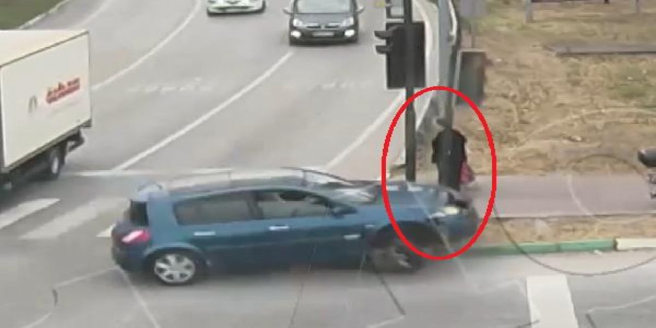 Kaldırımda bekleyen yaşlı kadın ölümden yarım metreyle kurtuldu I VİDEO