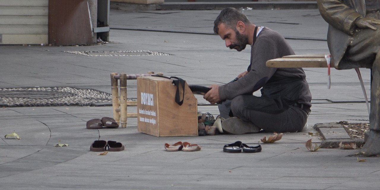 Kısıtlamada duygulandıran kare! Yasaktan haberi olmayınca boş sokakta müşteri bekledi