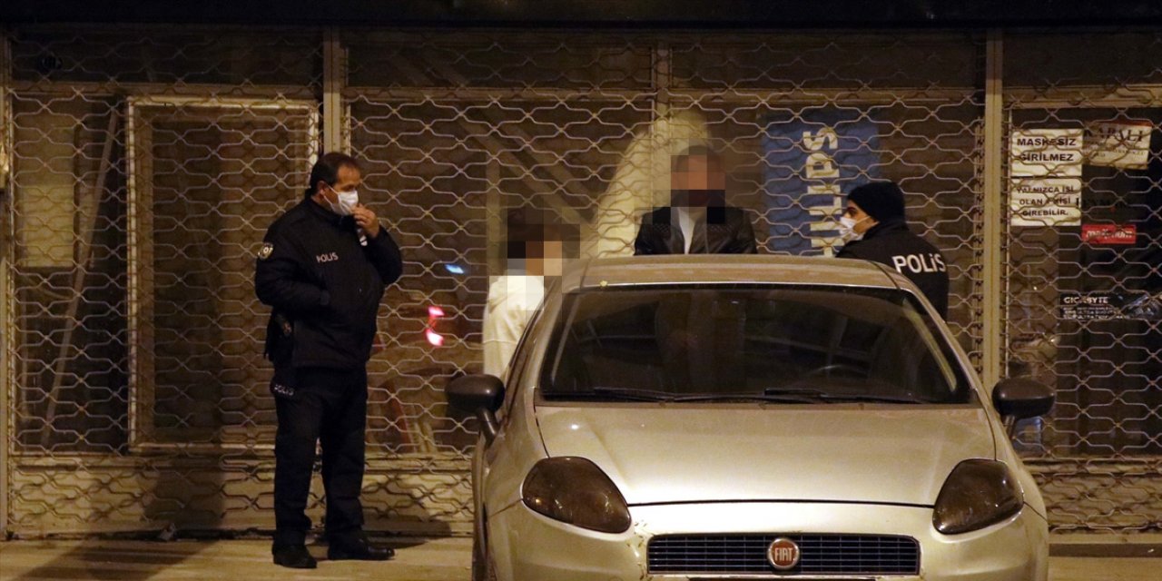Kısıtlamayı ihlal eden iki kişi polise yakalanmamak için otomobilin arkasına gizlendi