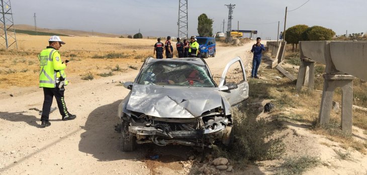 Konya’da otomobil yoldan çıktı, 3 kişi ölümden döndü