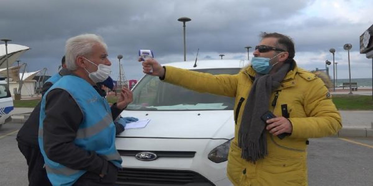 Pes! Kısıtlamayı ihlal eden sürücü, polislerin ateşini ölçmek isteyip kimlik sordu