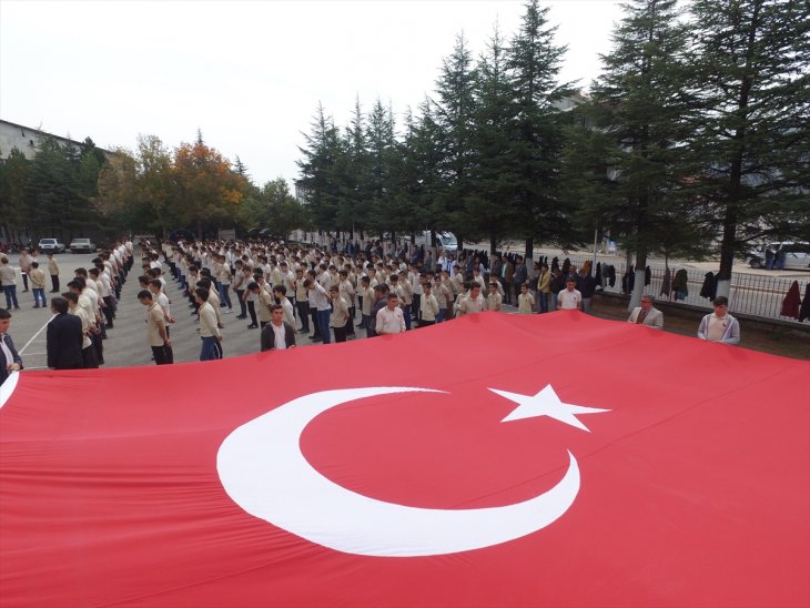 Konya'da lise öğrencilerinden kahramanlarımıza sevgi gösterisi