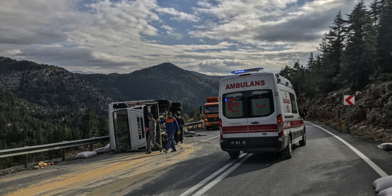Konya yolunda arpa yüklü kamyon devrildi, sürücü yaralı kurtuldu