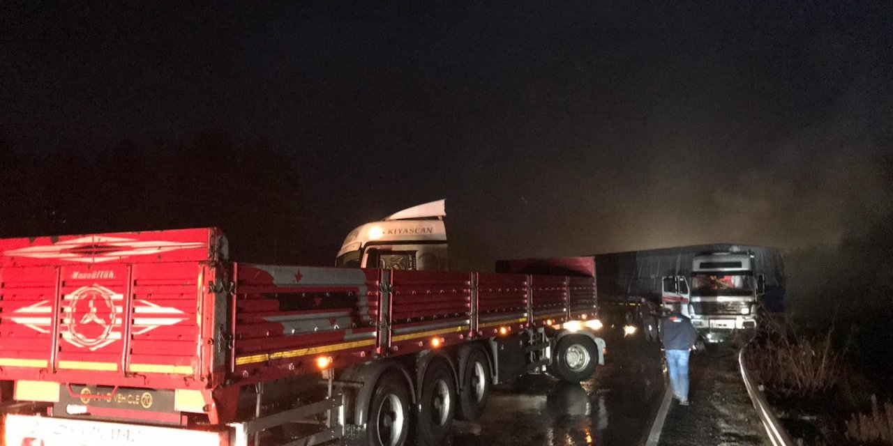 Yağış nedeniyle 2 TIR çarpıştı, Konya-Antalya yolu kapandı