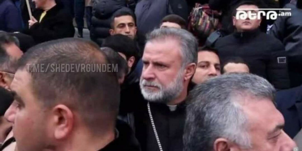 Elinde silahla ‘Karabağ'dan çıkmam’ diyen Ermeni papaz, Erivan'daki protestolarda görüldü