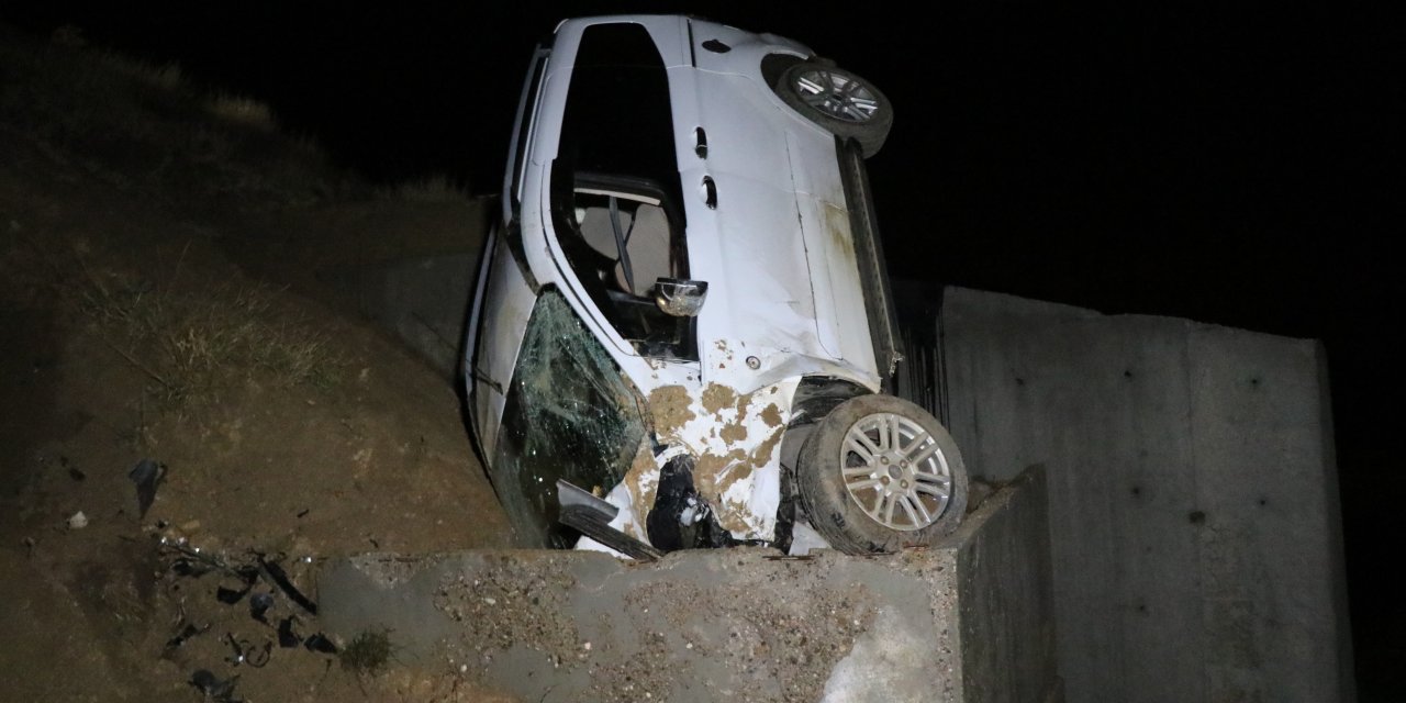 Yoldan çıkan araç menfeze çakıldı: 3 ağır yaralı