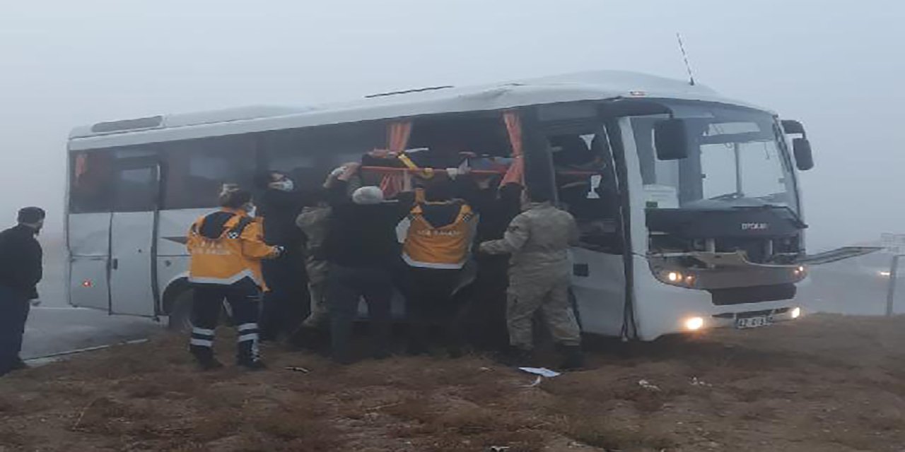 Konya'da askeri personel taşıyan servis aracı, TIR'la çarpıştı! Çok sayıda yaralı var