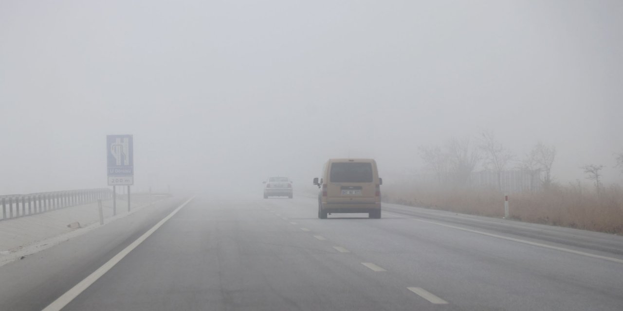 Konya'da sürücüler sis nedeniyle trafikte ilerlemekte güçlük çekti