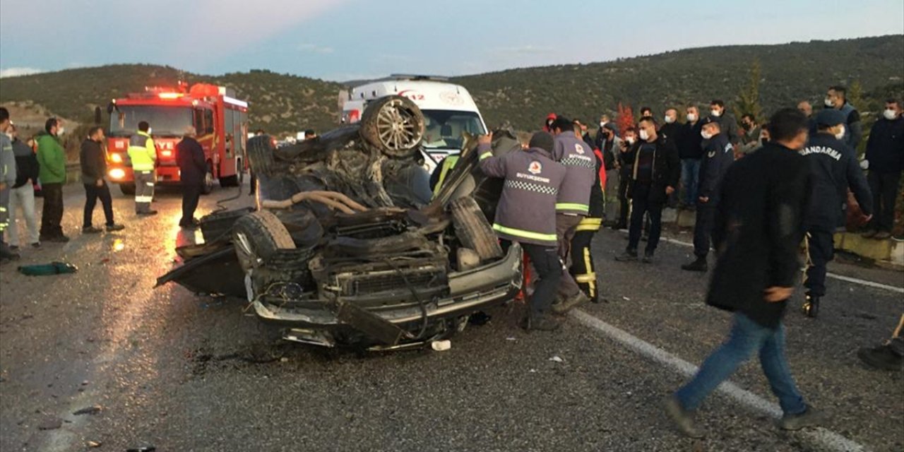 Feci kaza! Refüje çarpan otomobil devrildi: 1 ölü, 4 yaralı