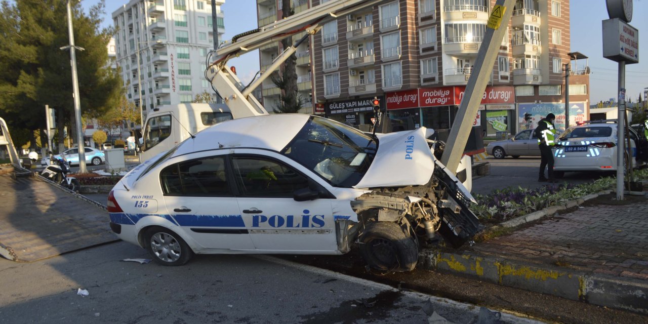 Otomobil ile ekip aracı çarpıştı: 2 polis yaralı