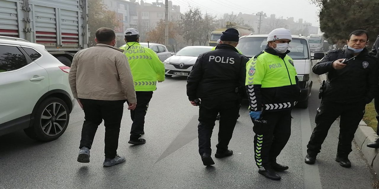 Konya’da çarptığı sürücüyü bacağından vuran şüpheli, gözaltına alınırken annesine sarıldı