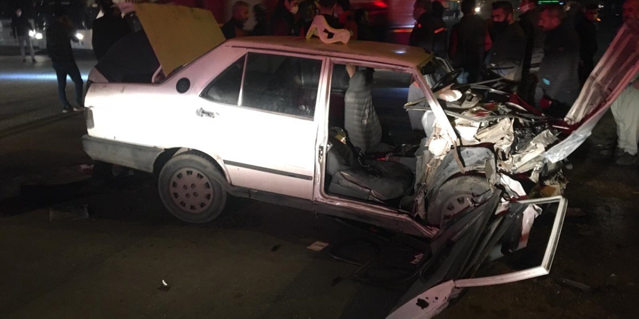 Kamyonet ile otomobil çarpıştı: 1 ölü, 1 yaralı