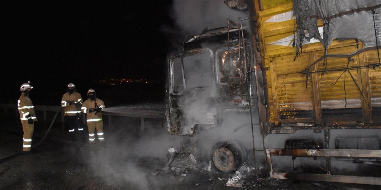 Şeker pancarı yüklü Konya plakalı kamyon, çıkan yangında kül oldu