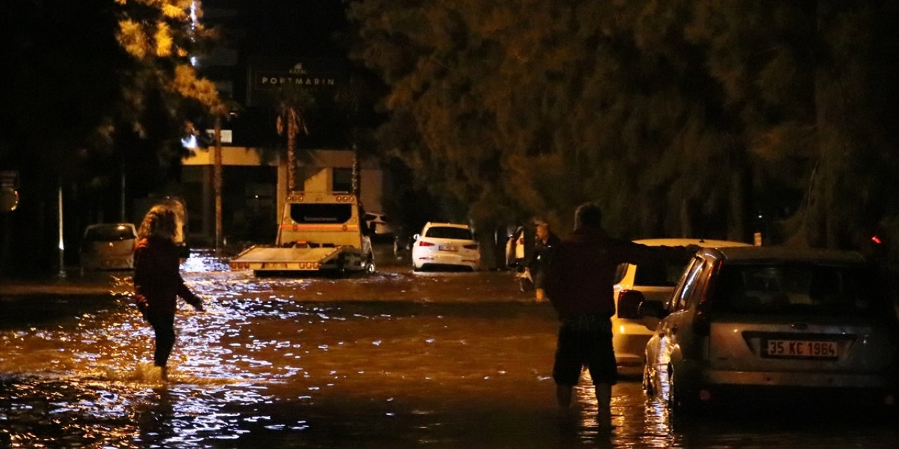 Yağışın ardından denizin taşması sonucu araçlar su altında kaldı