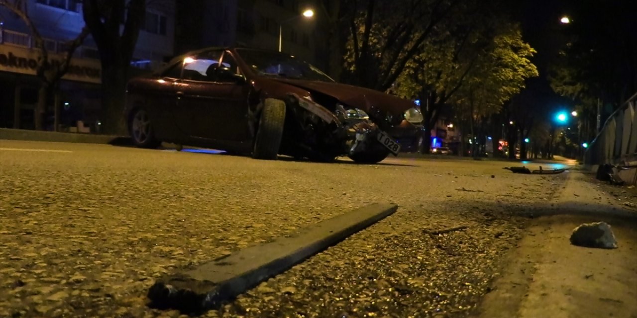 Alkollü sürücü boş yolda bariyerlere çarptı