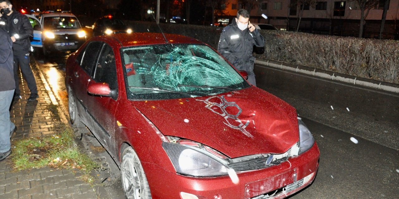 Yolun karşısına geçerken otomobilin çarptığı kadın hayatını kaybetti