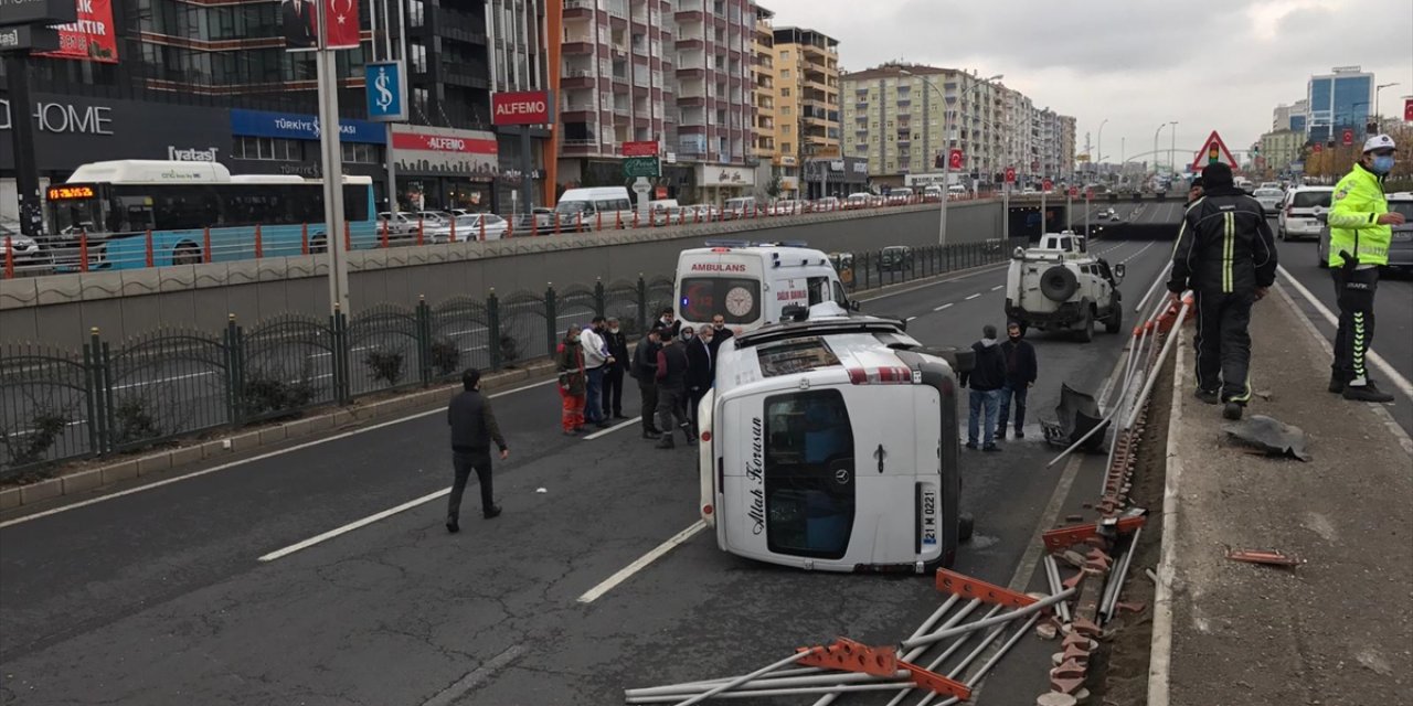 Yolcu minibüsü devrildi: 7 yaralı