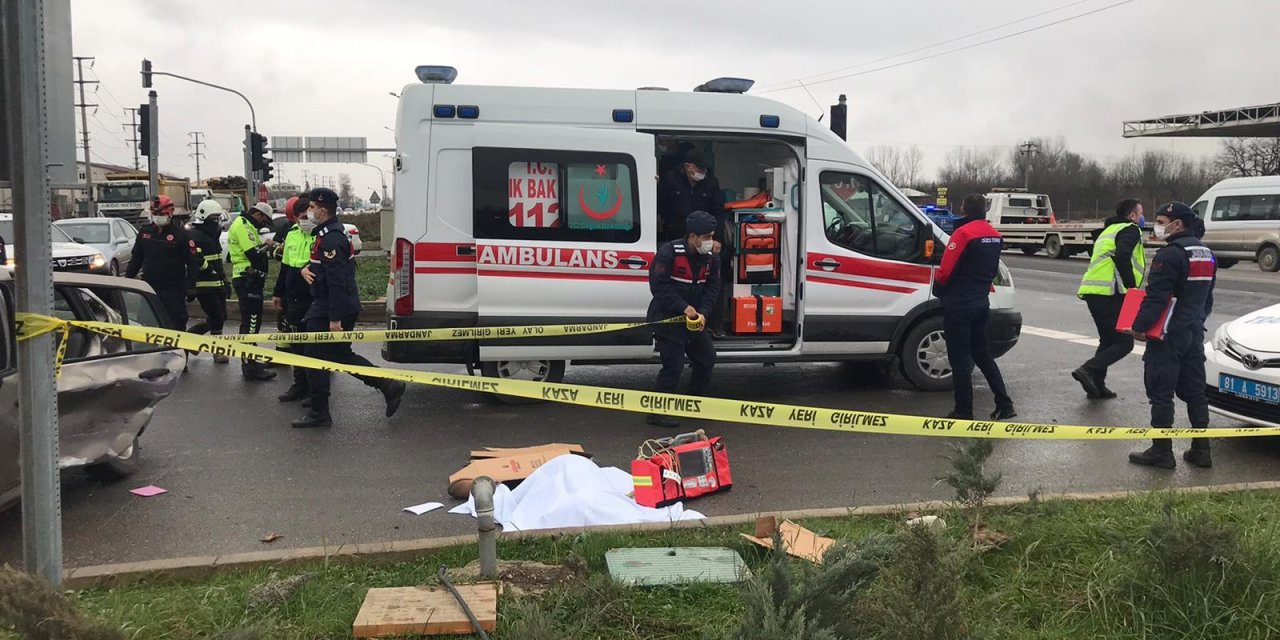 Ambulansla otomobil çarpıştı: 1 ölü, 2 yaralı