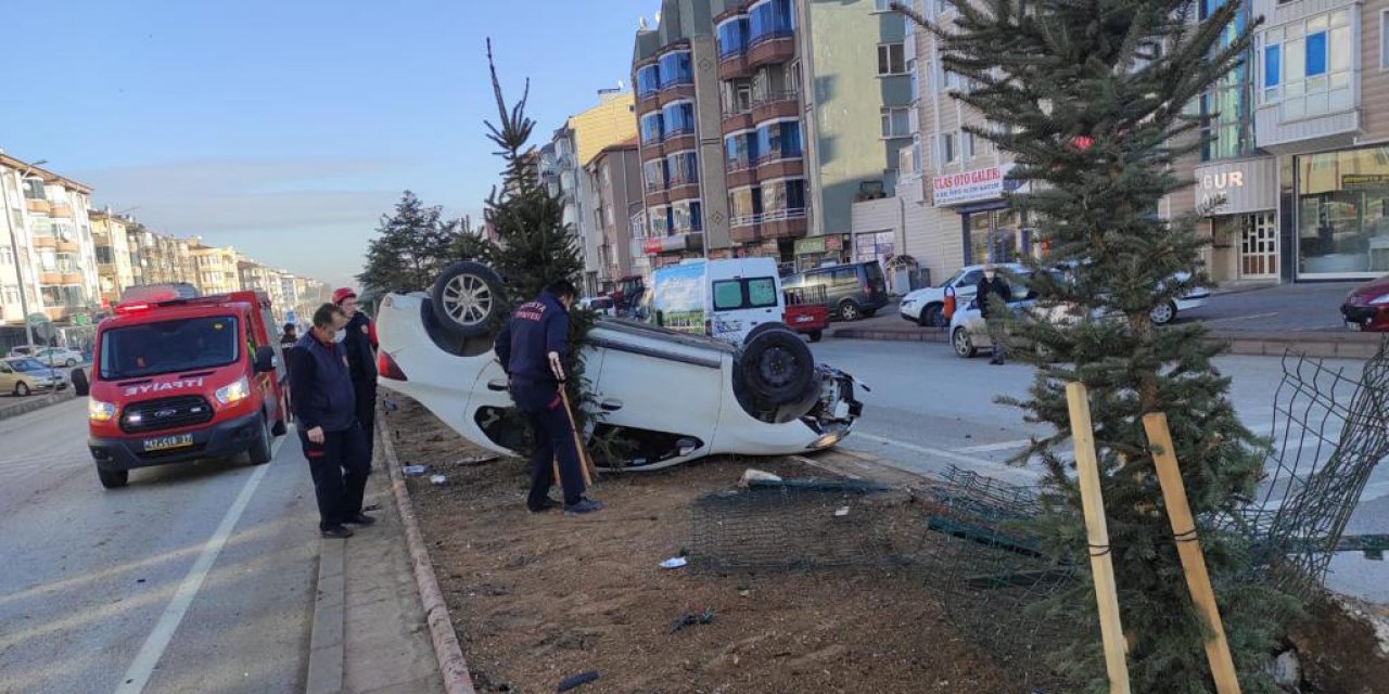 Konya’da kaza! Refüje devrilen otomobilin sürücüsü yaralandı