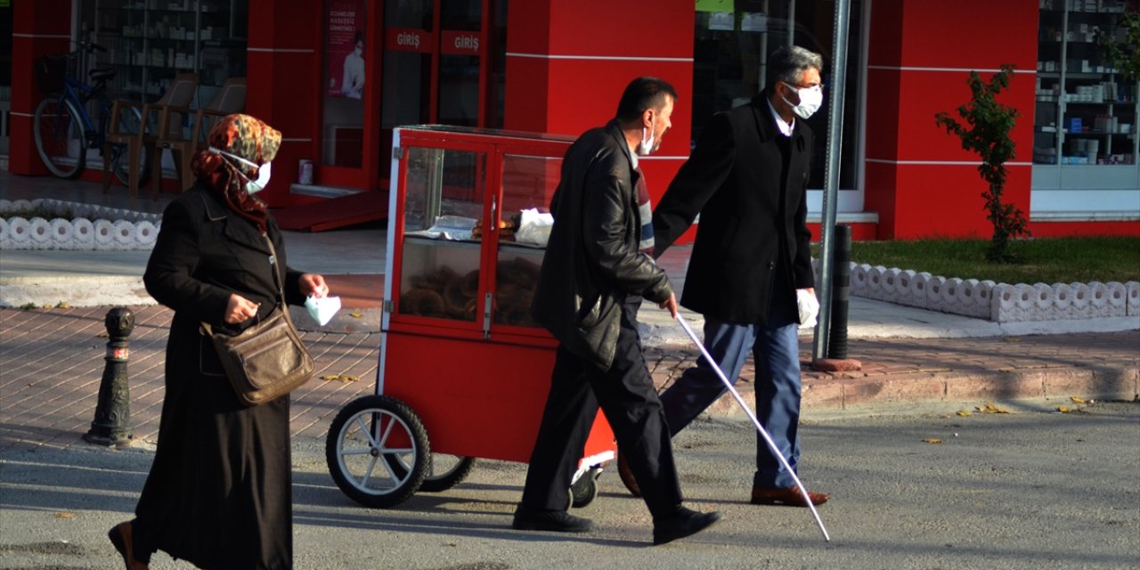 Konya'da görme engelli Haşim Yıldız taze simitleri "gönül gözüyle" müşterilerine ulaştırıyor