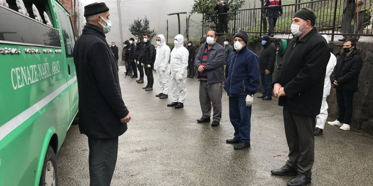 Aynı aileden 6 kişi bir ayda Kovid-19'dan hayatını kaybetti! İlk cenazenin açıldığı iddiası