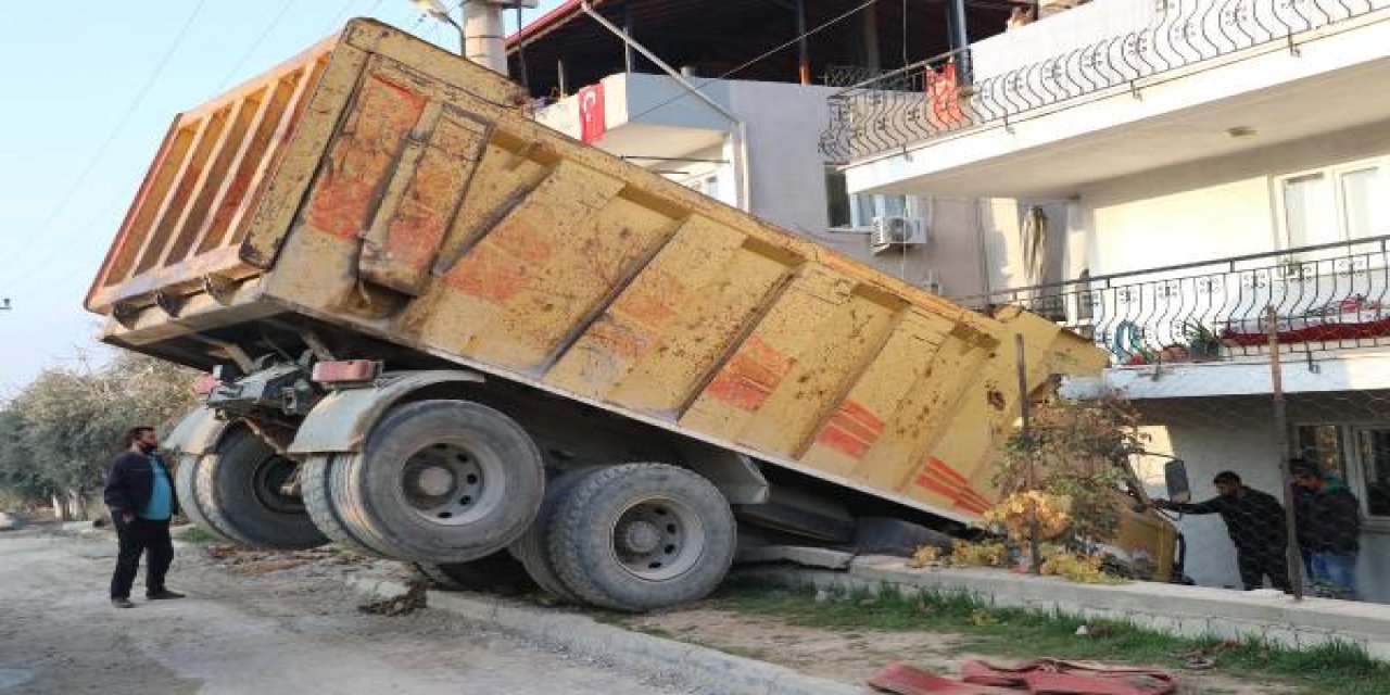 Freni boşalan hafriyat kamyonu duvarda asılı kaldı