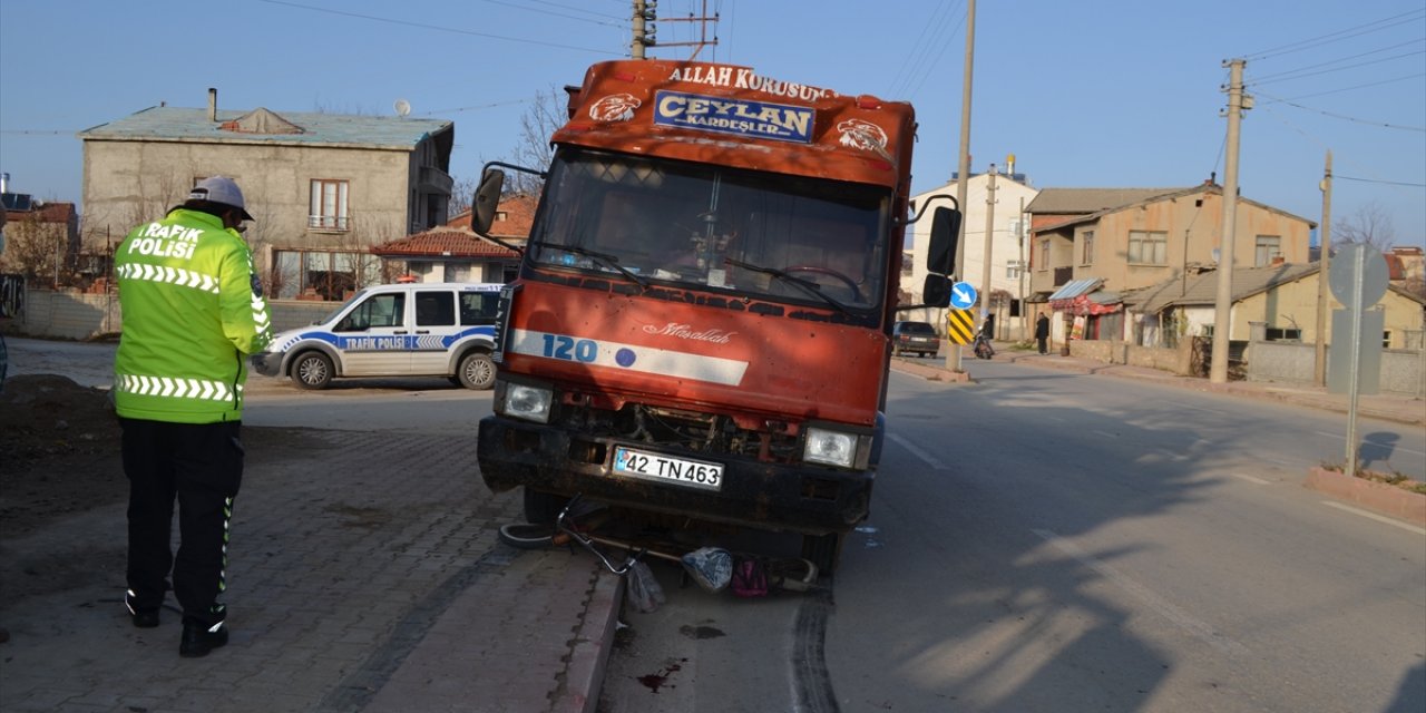 Konya'da kaza! Bisiklet sürücüsü küspe yüklü kamyonun altında kaldı