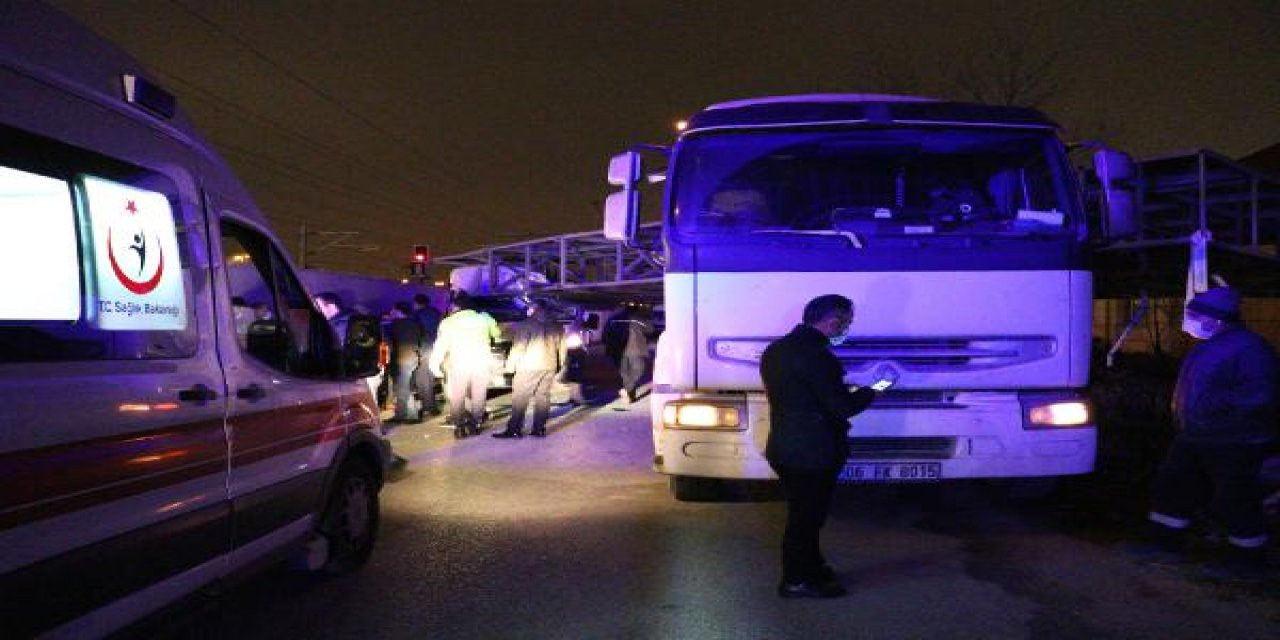 İşçi servisi TIR üzerindeki dev tabelaya çarptı: 8 yaralı