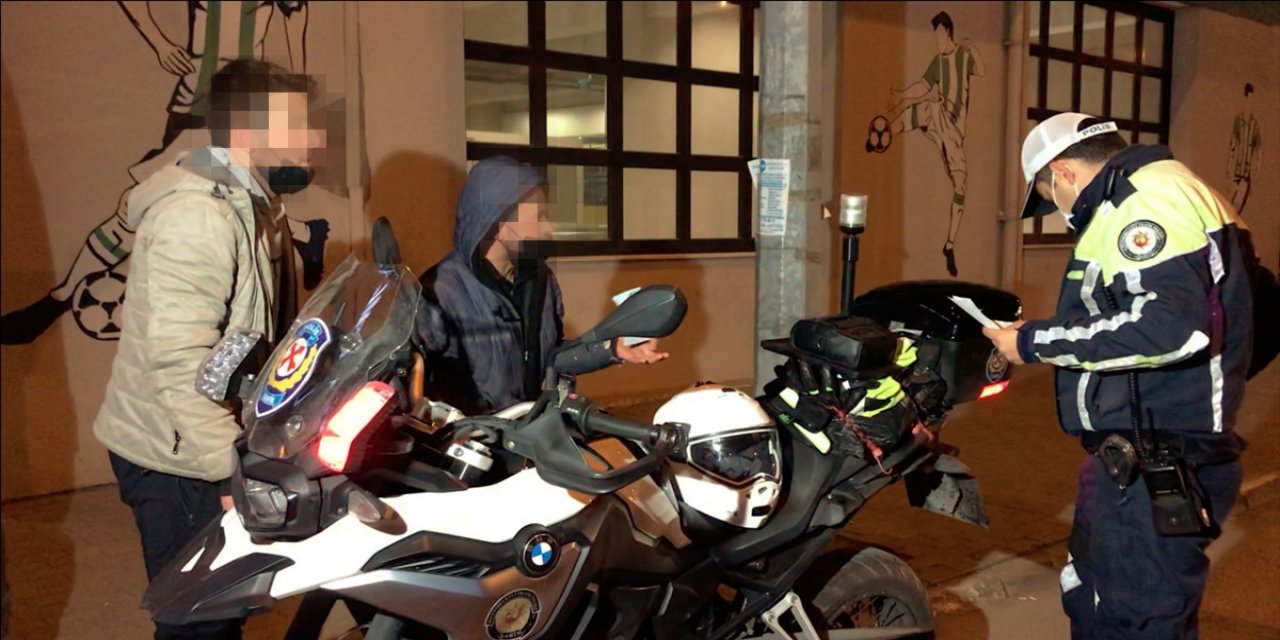 Ehliyetsiz ve kimliksiz sürücü kısıtlama denetimine takıldı, aracın bağlanmaması için polise direndi