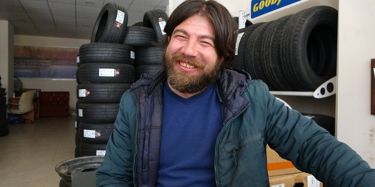 Bu adam gülmeden duramıyor! “Bir gün polisi aramışlar, oturduk onlarla da güldük” I VİDEO