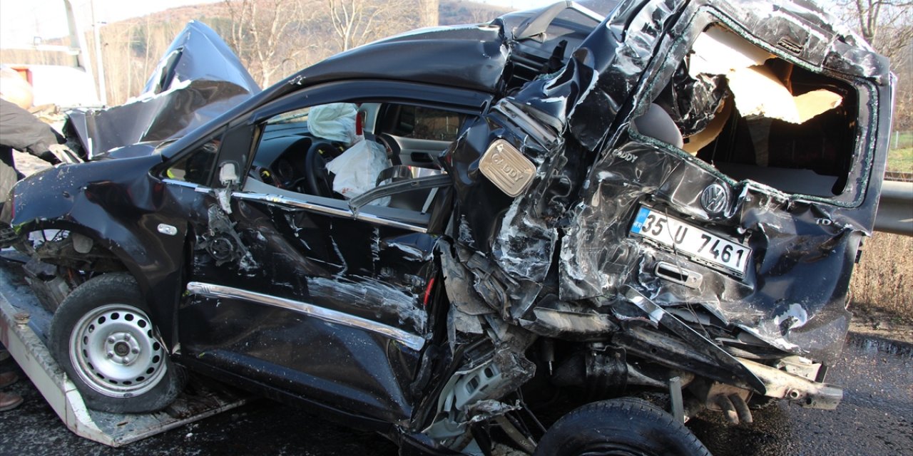 Tırın çarptığı hafif ticari araç bu hale geldi! Sürücü ağır yaralandı