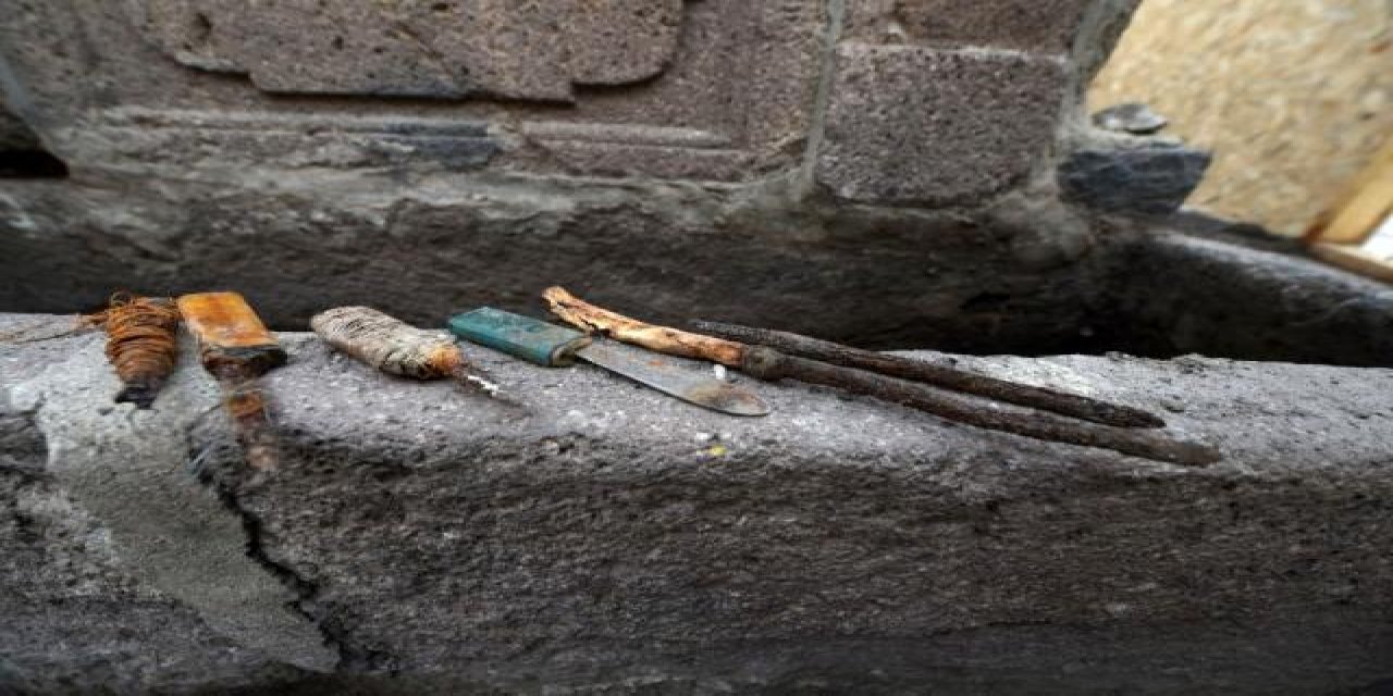 Restorasyon yapılan cezaevi çeşmesinden zula çıktı! Yıllardır saklamışlar