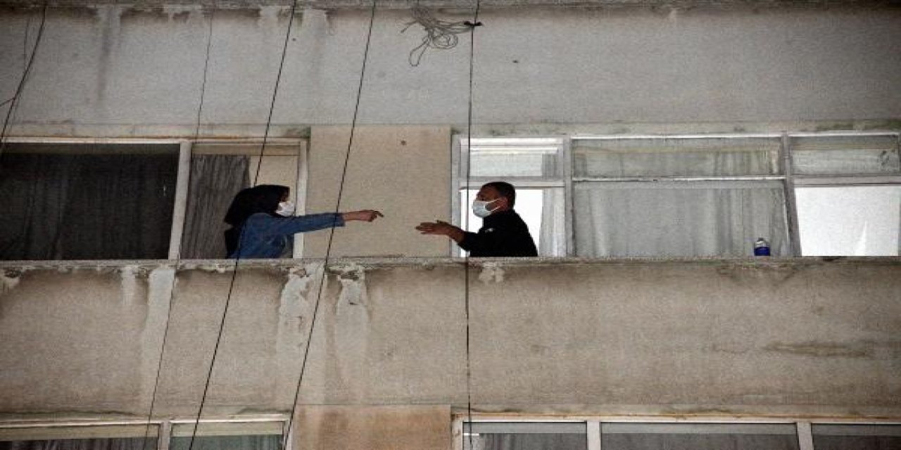 Abileriyle kavga etti, pencereden yandaki boş daireye geçti! Genç kadını polis kurtardı