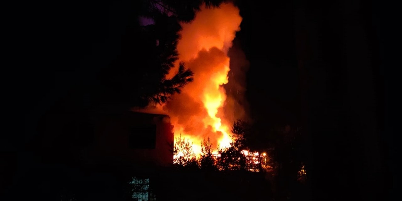 Açılışa saatler kala alevlere teslim oldu