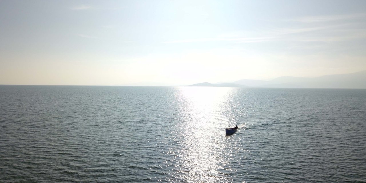 Beyşehir Gölü'nde balıkçıların mesaisi kısıtlamada da devam etti