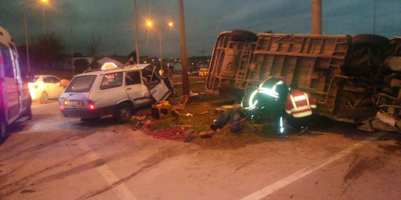 İşçileri taşıyan minibüsle otomobil çarpıştı: 1 ölü, 4 yaralı