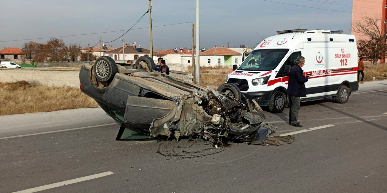 Konya yolunda kaza! Aydınlatma direğine çarpan otomobil devrildi