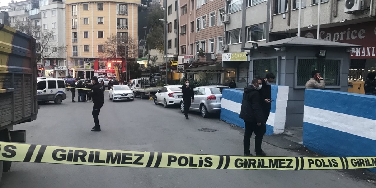 Husumetli iki grup arasında polis merkezi çıkışında silahlı kavga: Biri ağır 3 yaralı